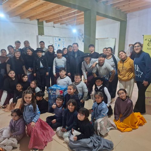 El intendente Juan Carlos Abarca entregó un equipo de audio a la Academia de Danzas El Fortín.