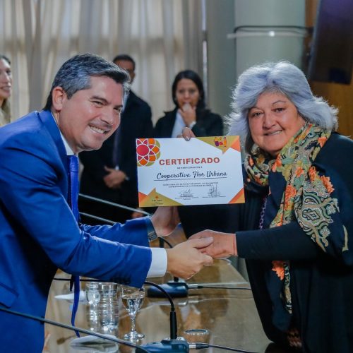 Orrego entregó certificados a beneficiarias del programa Mujeres +6
