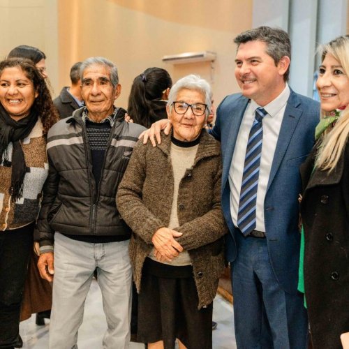 El gobernador entregó 137 escrituras a vecinos de 7 departamentos