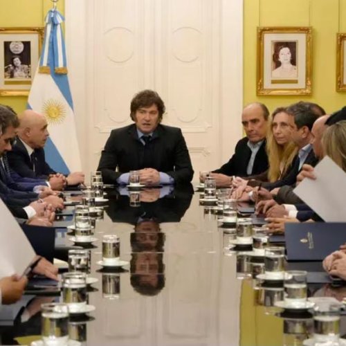El Gobierno publicó el veto total a la ley de movilidad y mantuvo el bono de $70 mil