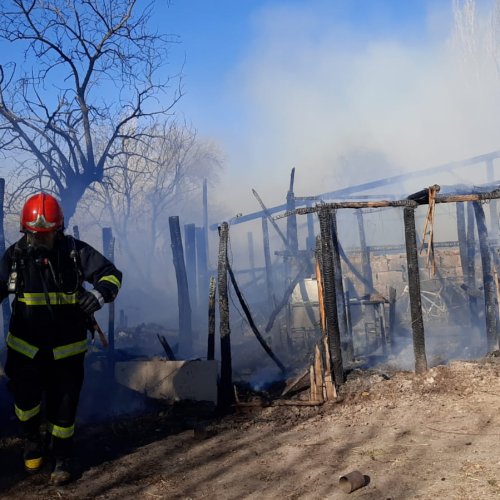 Incendio y una casa con pérdida total