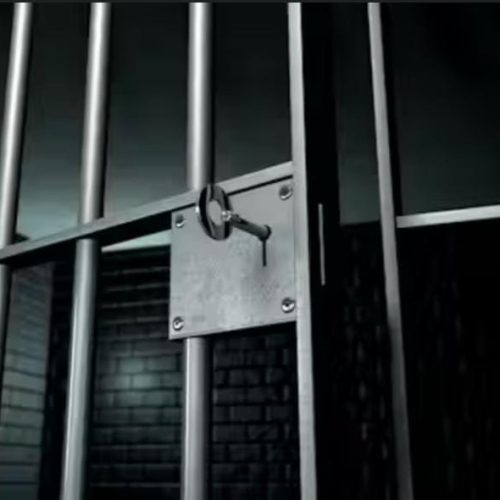 Tres sujetos fueron sorprendidos tratando de robar un aire acondicionado mientras funcionaba: uno terminó condenado con prisión efectiva