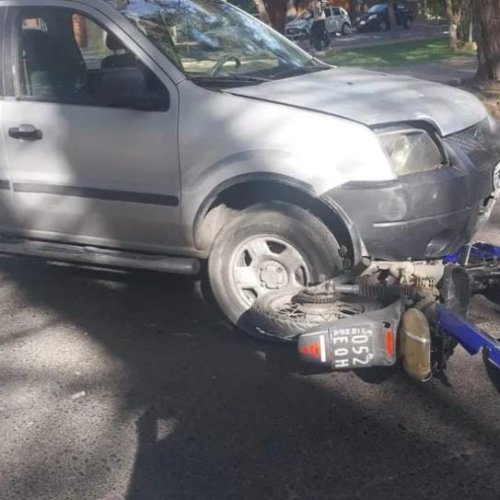 Sufrió una fractura en su pierna tras ser embestido por una camioneta