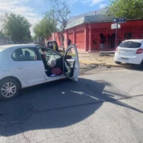 Choque entre dos autos en Capital y uno termina embistiendo a una mujer en la vereda