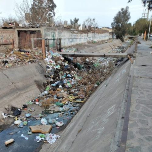 Grandes multas para los que tiren mugre a los canales