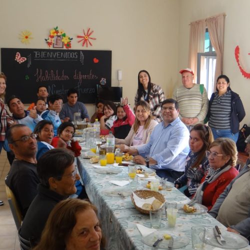 Almuerzo en el hogar de día, con visita del intendente de 9 de Julio