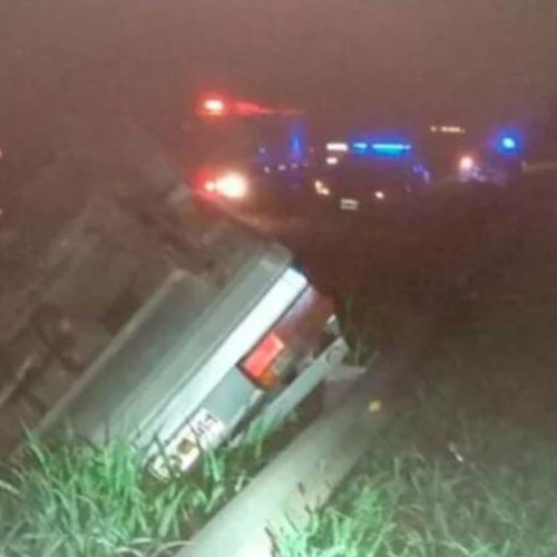 Una mala maniobra en auto que termino en un vuelco.