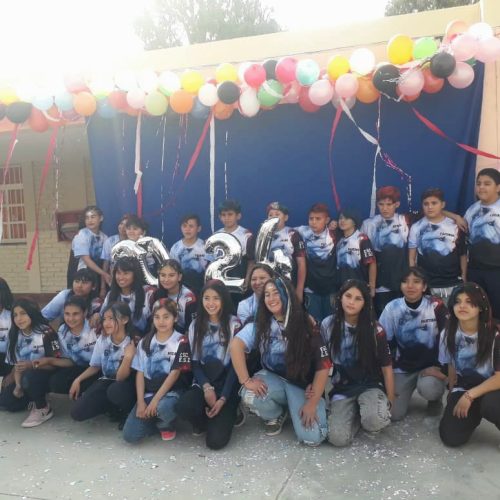 Alegría y emoción en la presentación de remeras de la Escuela Eusebio Zapata