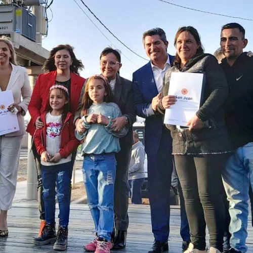 En Chimbas, 58 familias recibieron las llaves de su vivienda de manos del gobernador Orrego