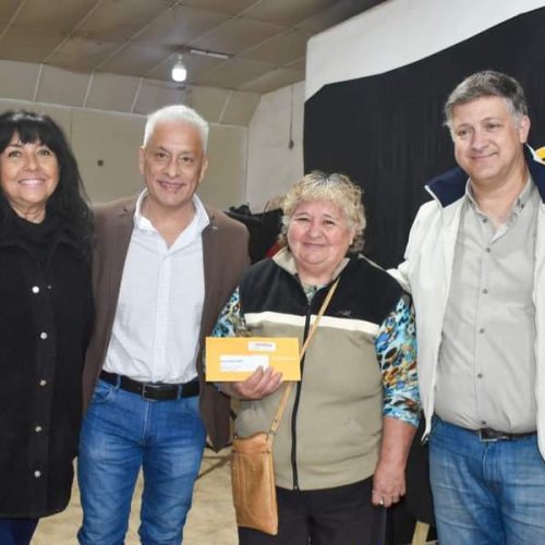 Se entregaron tarjetas de débito a jubilados y pensionados en 25 de Mayo