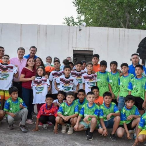 En 25 de Mayo, entregaron camisetas a la Escuela de Fútbol del Club Santa María Tupelí
