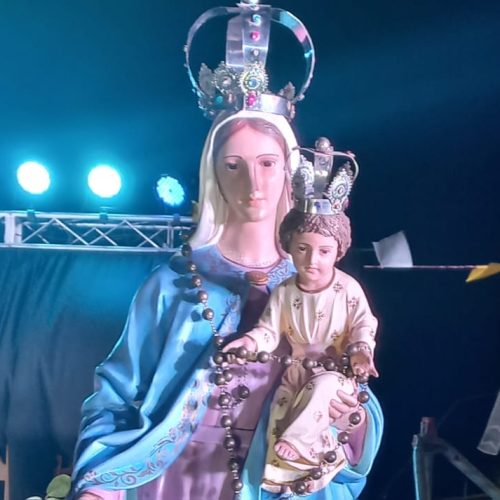 Con fe y esperanza, familias honraron en procesión a Nuestra Señora del Rosario