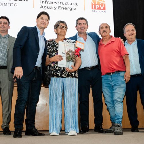 Orrego entregó 198 escrituras a vecinos de 4 departamentos