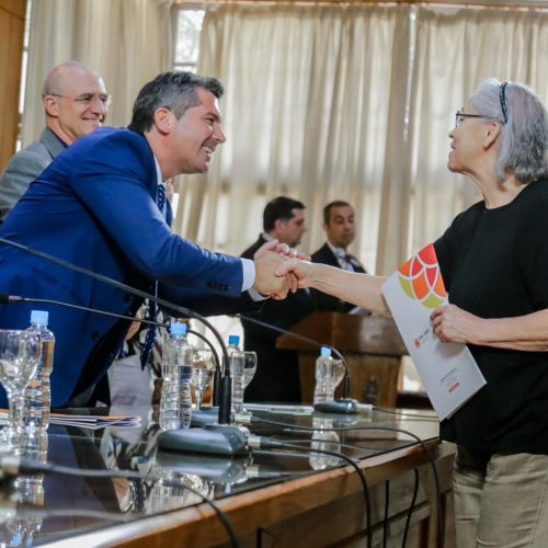 Orrego entregó actas de Regularización Dominial