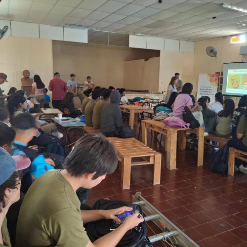Alumnos de Sarmiento se capacitaron en Lobresia Botrana y Mosca de los Frutos