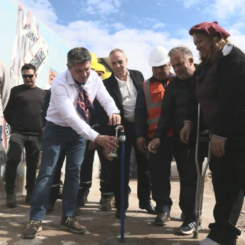 Haciendo un intervalo en la Cabalgata, Orrego inauguró las conexiones domiciliarias en el Loteo Vallecito