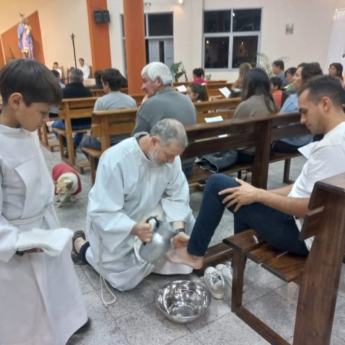Jueves Santo: el Padre Daniel Beorchia realizó el lavado de pies a doce vecinos de 9 de Julio