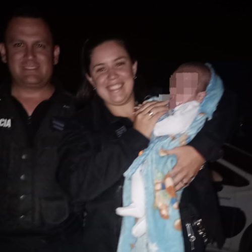 Policías le salvaron la vida a un bebé de 2 meses