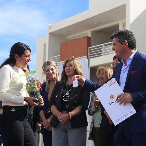 112 familias de Chimbas recibieron las llaves de sus nuevas viviendas