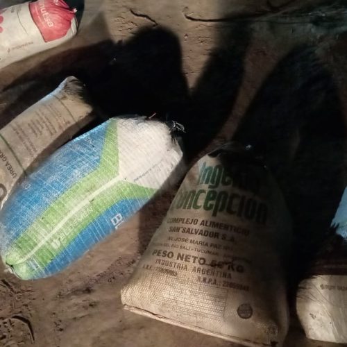 Robaron 300 kilos de pasas de uva y escondieron las bolsas en un descampado de Caucete