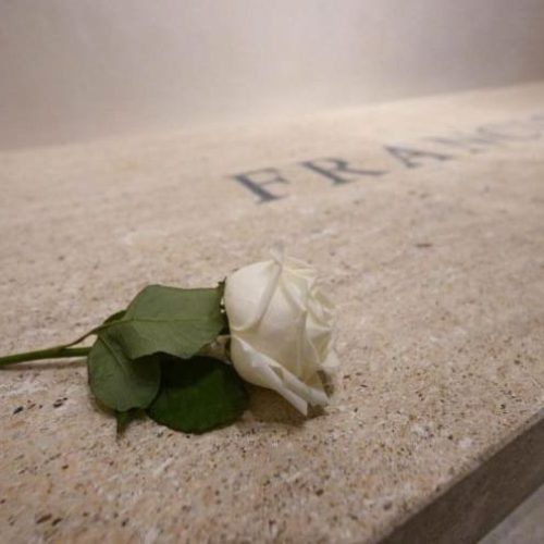 La emotiva historia detrás de la rosa blanca en la tumba de Francisco