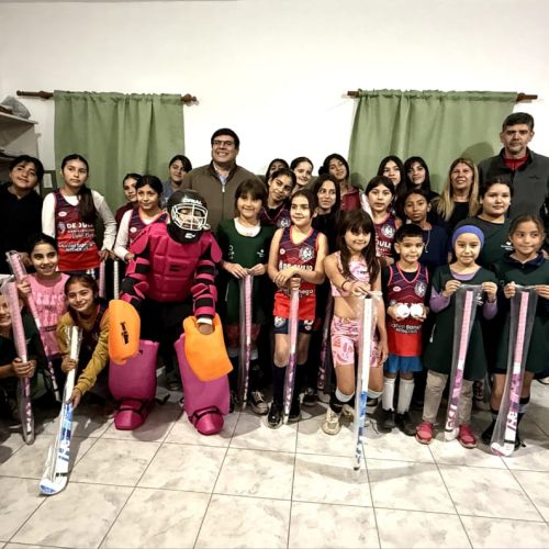 Entrega de elementos de juego y protección al equipo femenino de hockey Las Morochas del Este