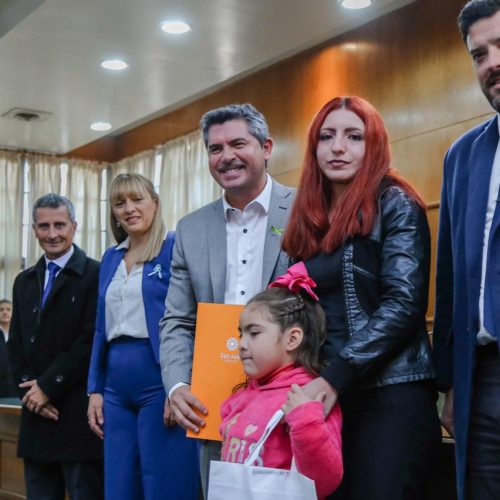 El gobernador encabezó una nueva entrega de audífonos, anteojos y subsidios para implantes cocleares