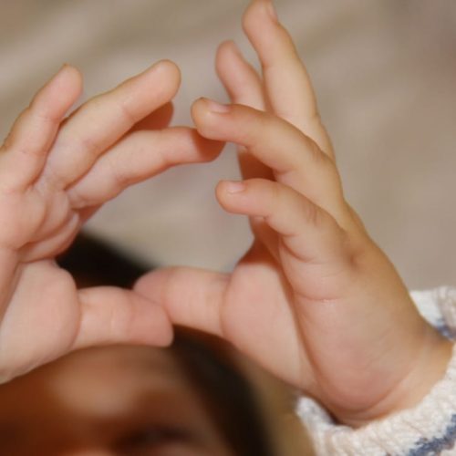 Un gobernador propuso crear un subsidio para jóvenes que decidan tener hijos