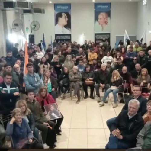 Dirigentes y militantes, presentes en la sede del PJ local en respaldo a Cristina Fernández