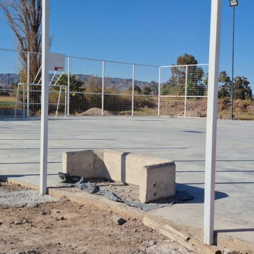 Avanza la construcción de un nuevo playón deportivo en el barrio San Isidro Labrador