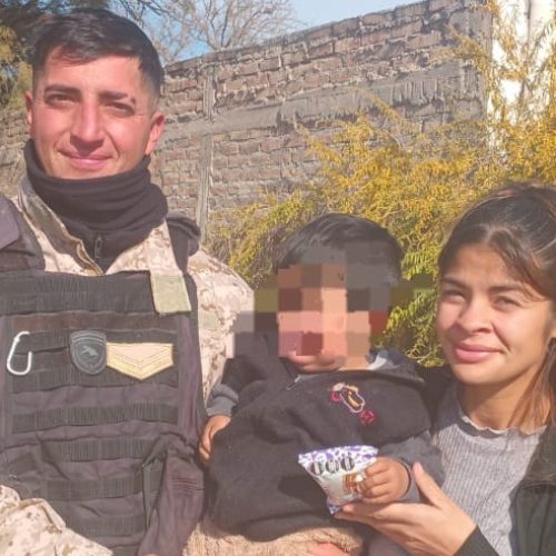 Policías héroes: le salvaron la vida a un bebé