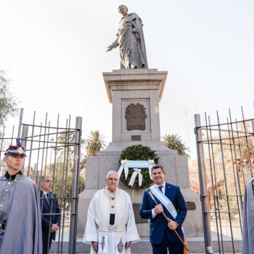 San Juan conmemoró el 209° aniversario de la Independencia con un emotivo acto encabezado por el gobernador Orrego