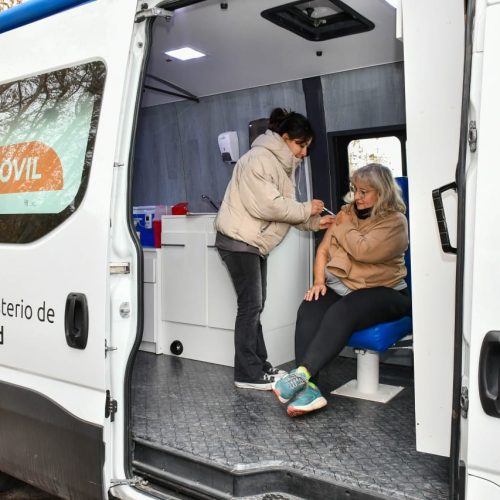 El Vacunatorio Móvil recorre la Plaza Almirante Brown