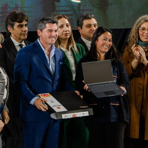Orrego entregó notebooks a docentes del programa “maestro de américa, cultivando el futuro”