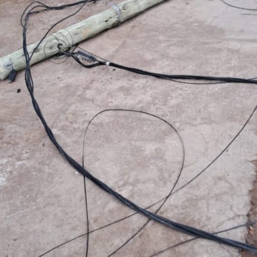 Un camión volcó postes de luz en La Majadita y dejó sin luz e internet a la zona