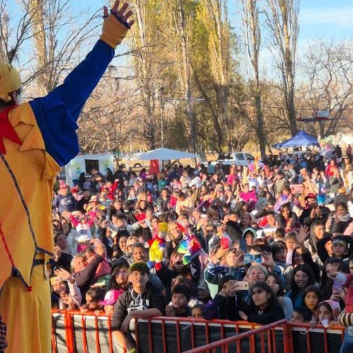 Ullum: Piñón Fijo hizo reír y emocionar a familias completas en una tarde inolvidable