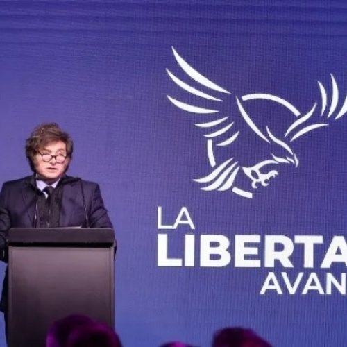 Javier Milei llegó al búnker de La Libertad Avanza en un clima de derrota frente al peronismo