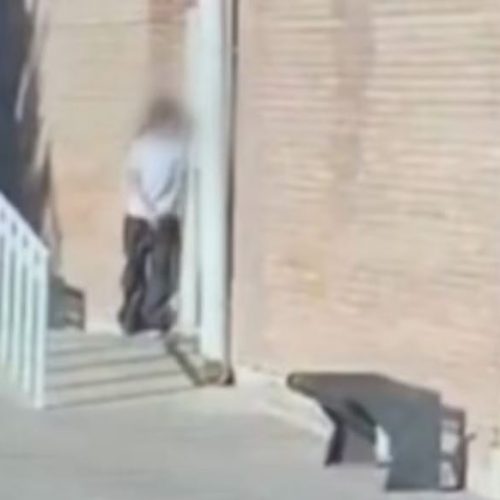 Mendoza: una alumna que estaba atrincherada en una escuela entregó el arma