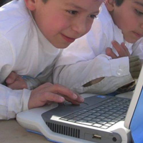 Entrega de netbooks a alumnos sanjuaninos: el gobernador confirmó cuándo inicia