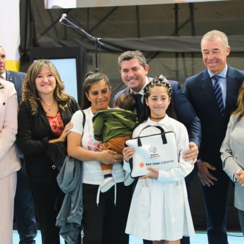 Orrego comenzó la entrega de netbooks para estudiantes de 5.º y 6.º Grado