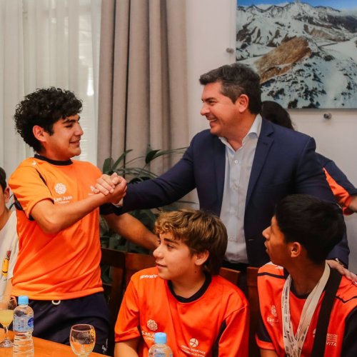 Orrego recibió con orgullo a la delegación sanjuanina de atletas que regresó con 42 medallas de los Juegos Evita