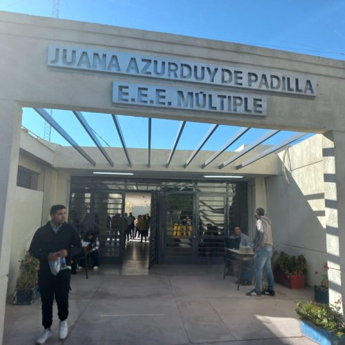 Escuela Juana Azurduy de Padilla: los electores destacaron la rapidez y facilidad del nuevo sistema de votación