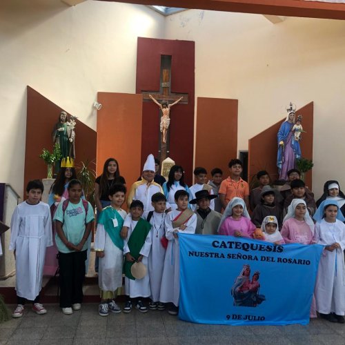 Pequeños santos, grandes corazones: los niños de catequesis llenaron de fe a 9 de Julio