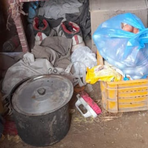 Urge ayuda: cuatro niños y sus padres sobreviven bajo un nylon en 25 de Mayo