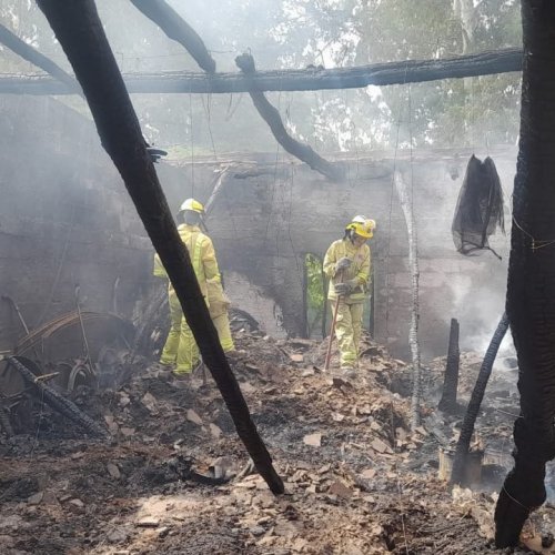 Un galpón de 9 de Julio se incendió y los bomberos voluntarios de Caucete trabajaron para sofocar el fuego