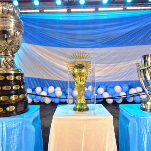 San Martín recibió las copas que emocionan al país