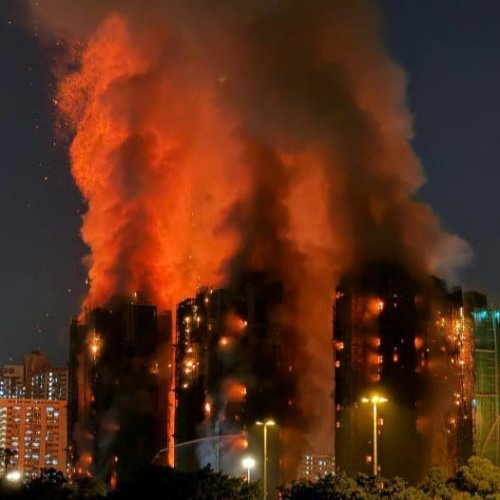 Video: Caos y llamas, las imágenes del incendio en edificios de Hong Kong