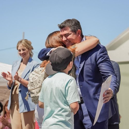 El gobernador encabezó una nueva entrega de viviendas en Rawson