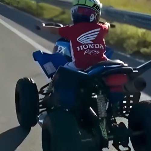 Imprudencia extrema: le sacaron la licencia por viralizar a su hijo manejando un cuatriciclo en una ruta