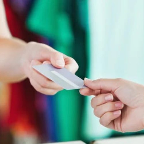 Escándalo en el hospital: una enfermera es acusada de vaciar la tarjeta de su compañera